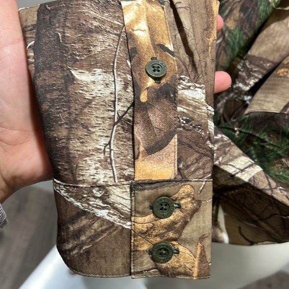 Under Armour Real Tree Camo Semi-Fitted Womens (M) Button Up Long Sleeve - Picture 8 of 9